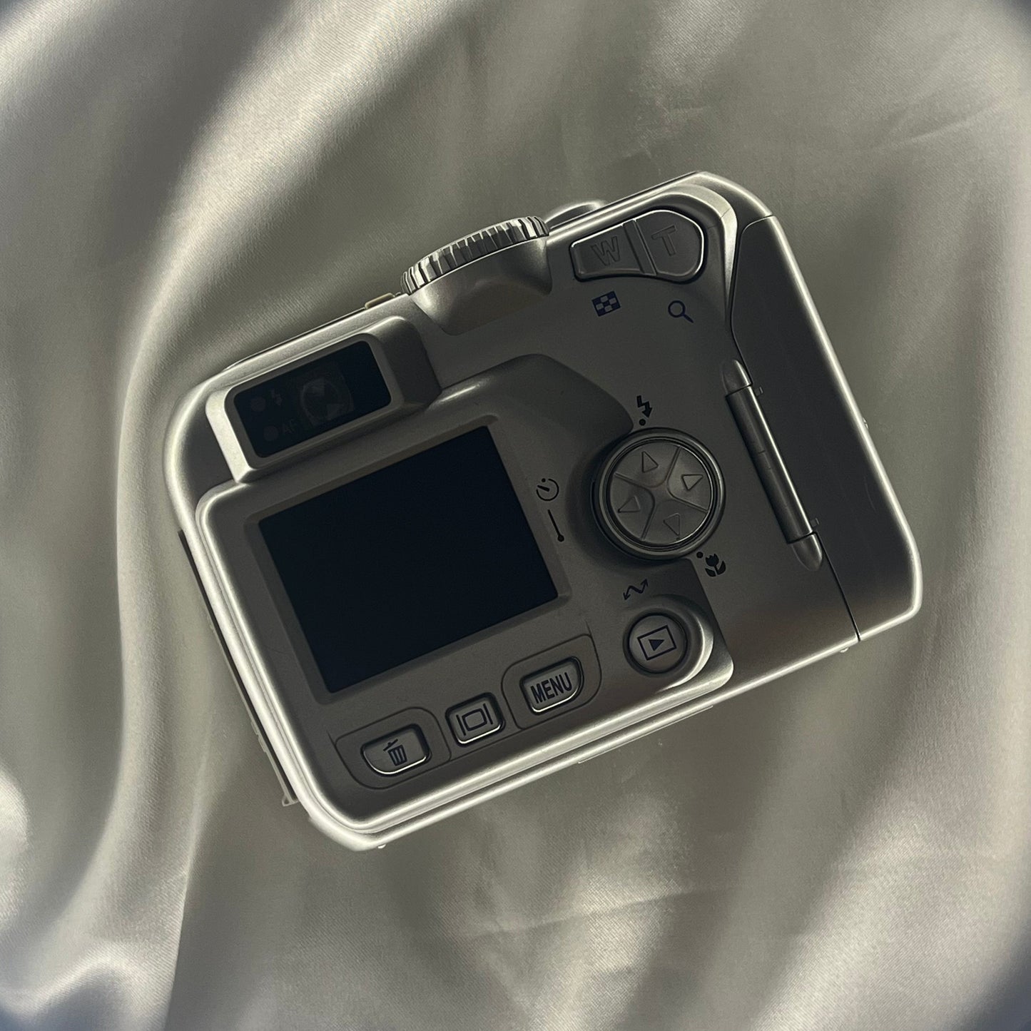 Nikon Coolpix 2100 2.0 mp Sliver (1)