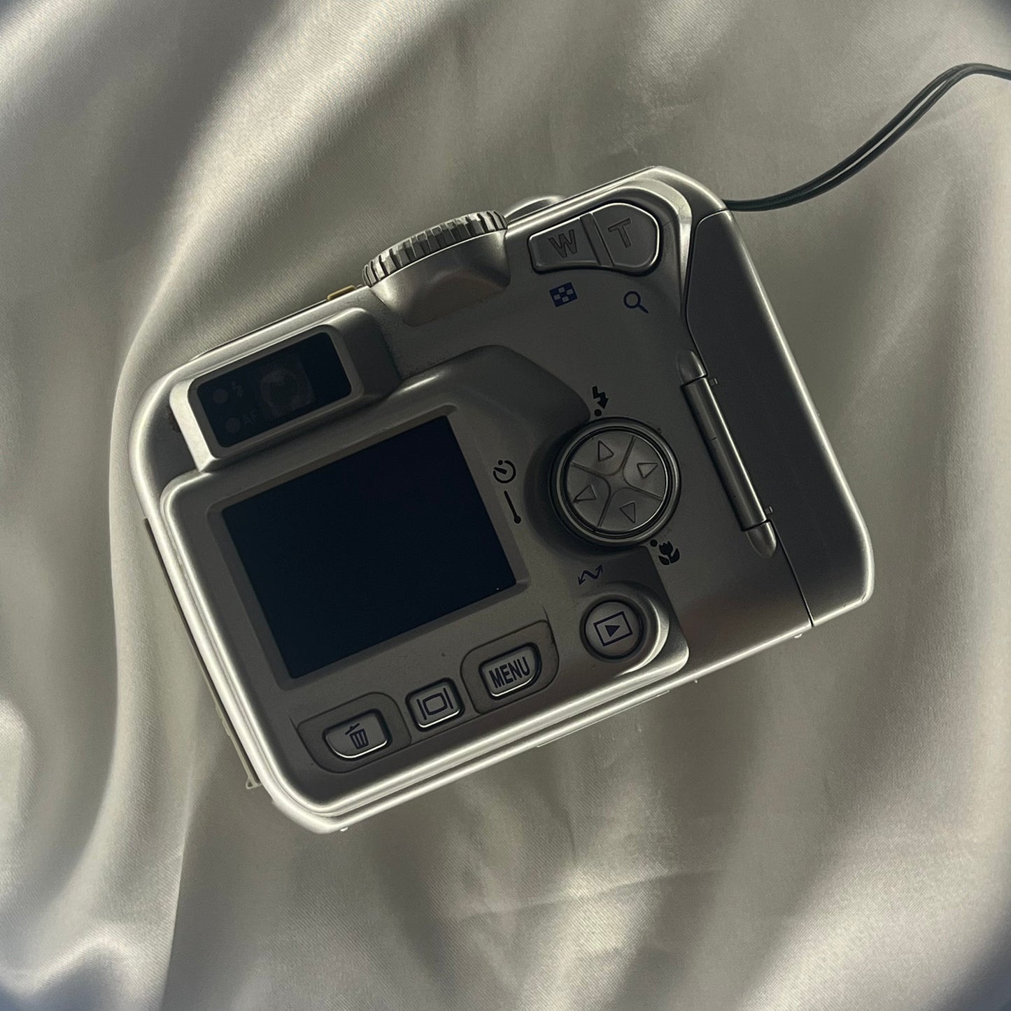 Nikon Coolpix 2100 2.0 mp Sliver (2)