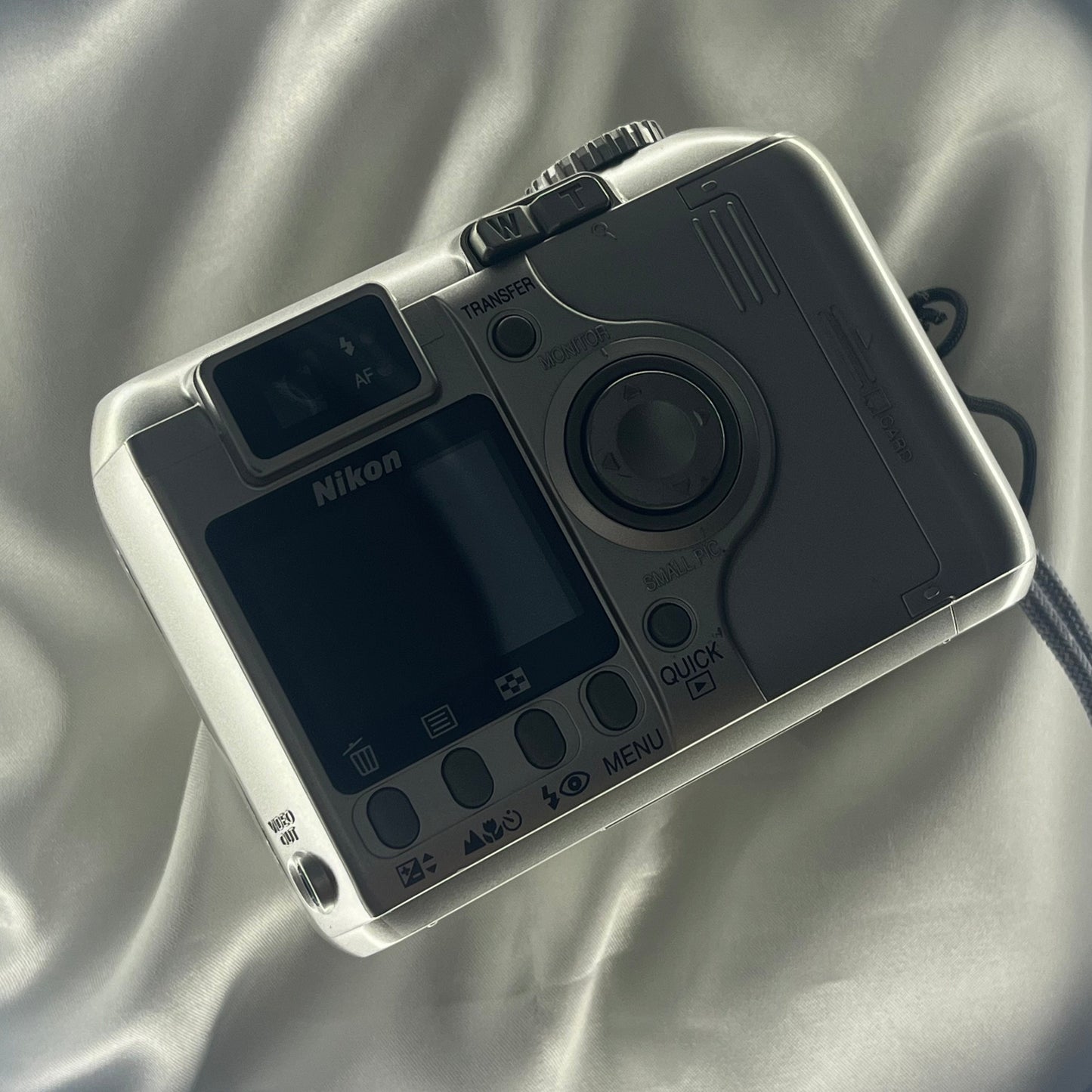 Nikon Coolpix 4300 4.0 mp Sliver (3)
