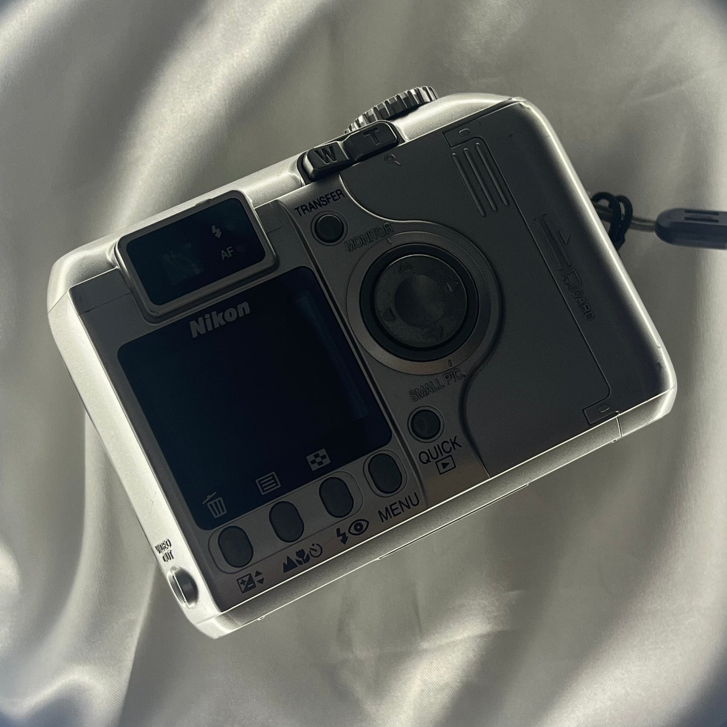 Nikon Coolpix 4300 4.0 mp Sliver (4)
