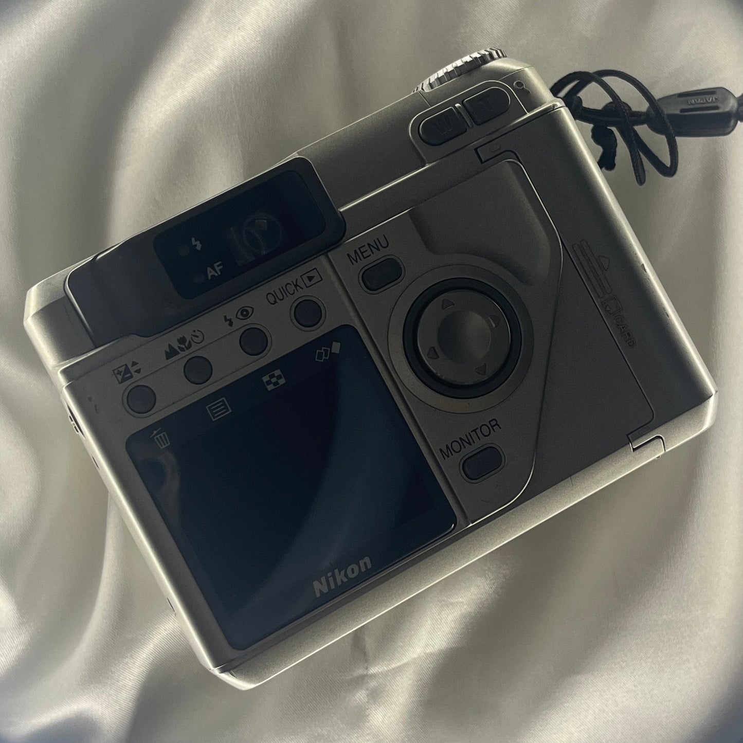 Nikon Coolpix 880 3.3 mp Sliver