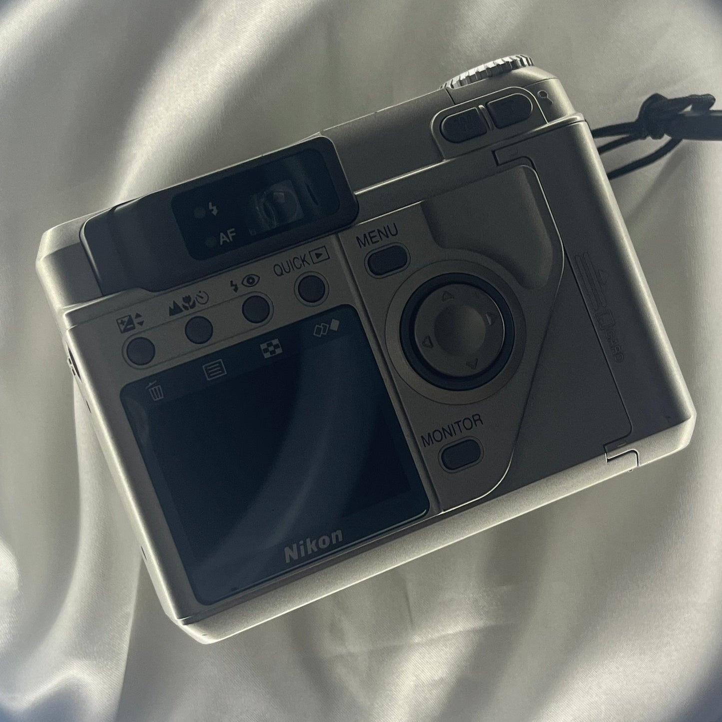 Nikon Coolpix 880 3.3 mp Sliver