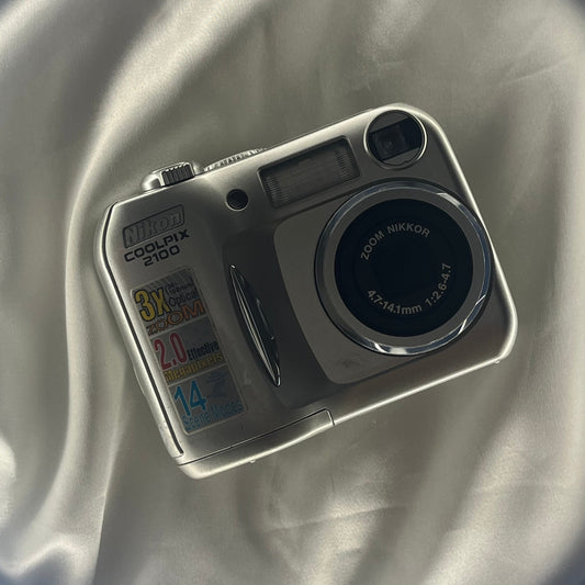 Nikon Coolpix 2100 2.0 mp Sliver (1)
