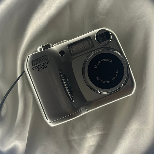 Nikon Coolpix 2100 2.0 mp Sliver (2)