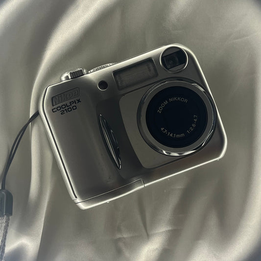 Nikon Coolpix 2100 2.0 mp Sliver (3)
