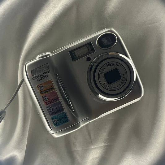 Nikon Coolpix 2200 2.0 mp Sliver