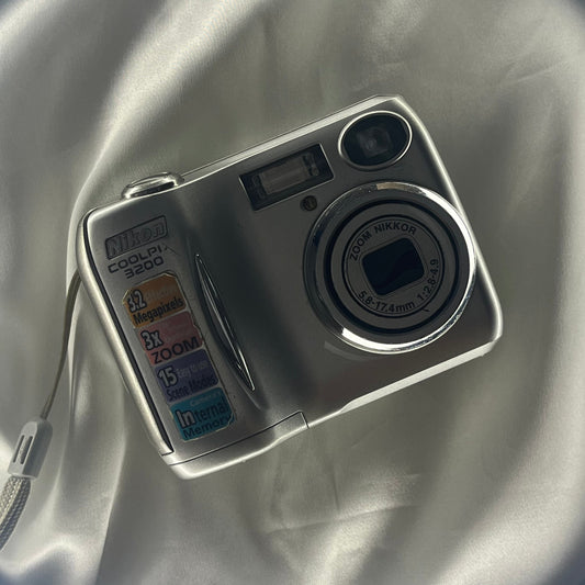 Nikon Coolpix 3200 3.2 mp Sliver (3)