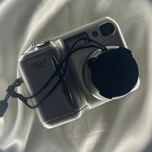 Nikon Coolpix 4300 4.0 mp Sliver (4)