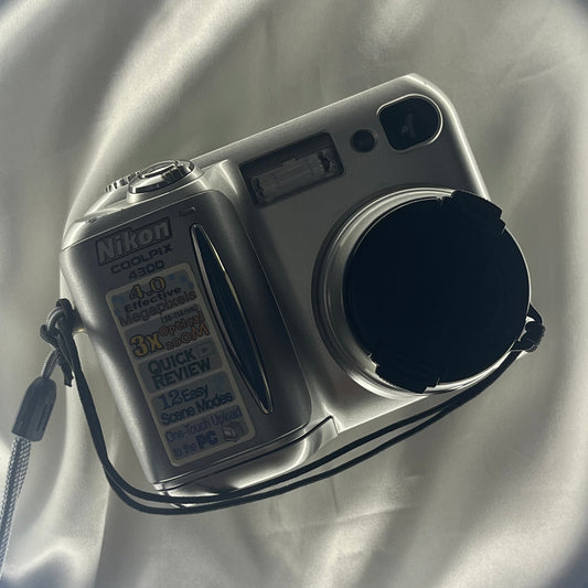 Nikon Coolpix 4300 4.0 mp Sliver (5)