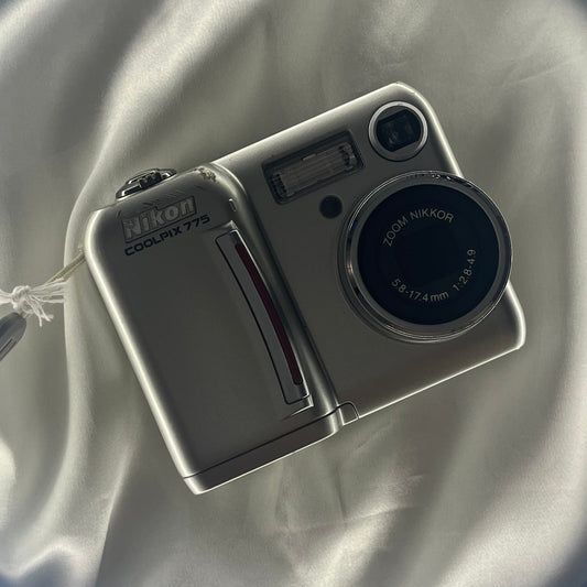 Nikon Coolpix 775 2.1 mp Sliver (1)