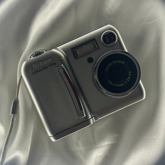 Nikon Coolpix 775 2.1 mp Sliver (2)