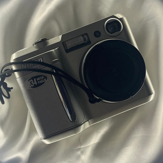 Nikon Coolpix 880 3.3 mp Sliver