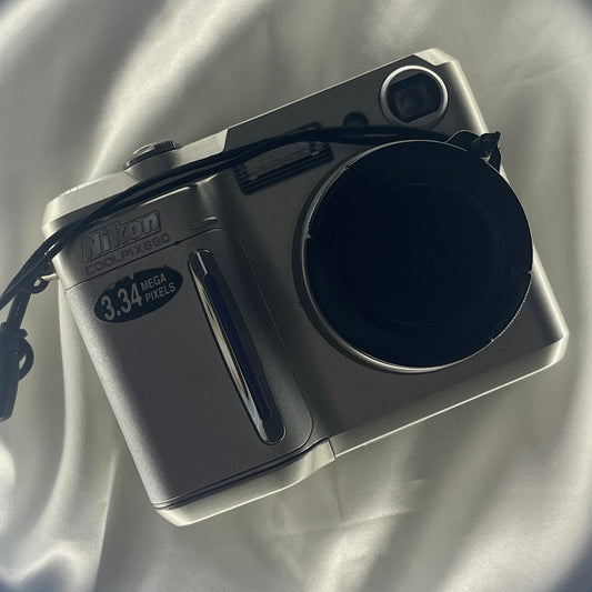 Nikon Coolpix 880 3.3 mp Sliver