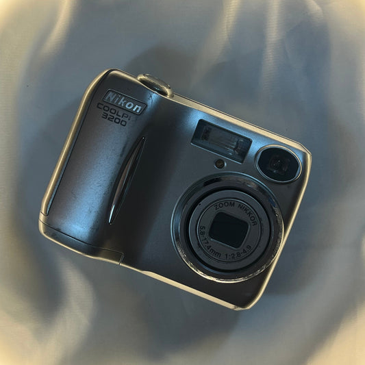 Nikon Coolpix 3200 3.2 mp Silver (2)