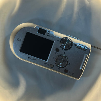 Sony Cybershot DSC-P150 7.2 mp Silver (2)