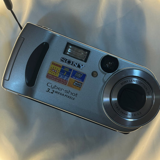 Sony Cybershot DSC-P71 3.2 mp Silver (1)