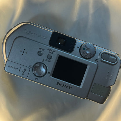 Sony Cybershot DSC-P71 3.2 mp Silver (2)