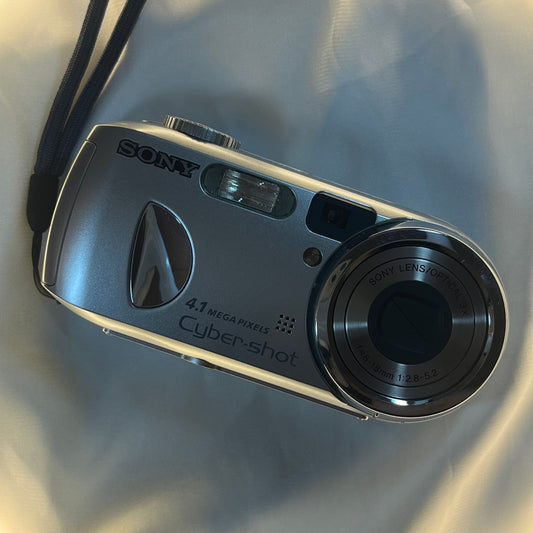 Sony Cybershot DSC-P73 4.1 mp Silver (1)