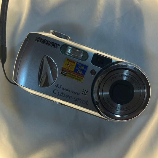 Sony Cybershot DSC-P73 4.1 mp Silver (2)